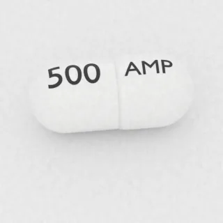 Kapsul Ampisilin 500 mg: putih, 22 mm, dengan kode cetak AMP di satu sisi dan 500 di sisi lainnya.