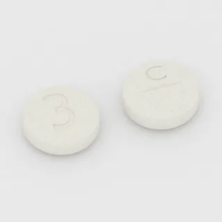 Captopril 50 mg Tablette: weiß, rund, 9 mm, mit Bruchkerbe, Prägung 3 auf der einen Seite und C auf der anderen.