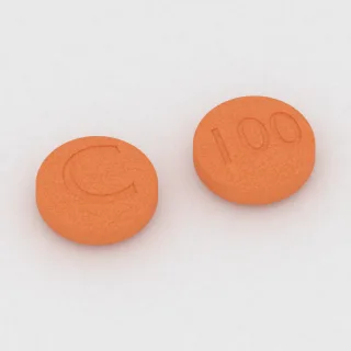 Klozapina 100 mg, tabletka: pomarańczowa, okrągła, 13 mm, z oznaczeniem C po jednej stronie i 100 po drugiej.