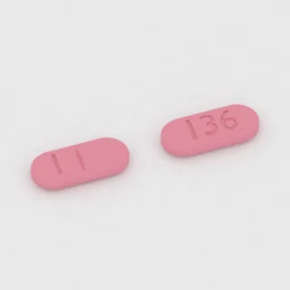Tablet Alopurinol 300 mg: merah muda, berbentuk kapsul, 11 mm, bergaris bagi, dengan kode cetak I di satu sisi dan 136 di sisi lainnya.