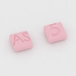 Ambrisentan 5 mg Tablette: rosa, quadratisch, 7 mm, Prägung AS auf der einen Seite und 5 auf der anderen.