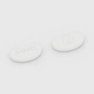 Alprazolam 2 mg Tablette: weiß, oval, 15 mm, Prägung XANAX auf der einen Seite und 2 auf der anderen.