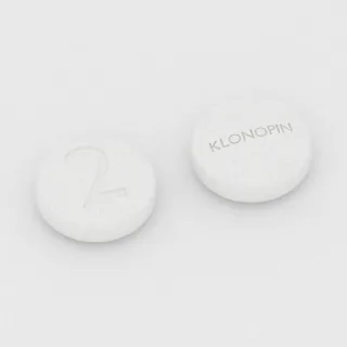 Clonazepam 2 mg Tablette: weiß, rund, 9 mm, Prägung 2 auf der einen Seite und KLONOPIN auf der anderen.