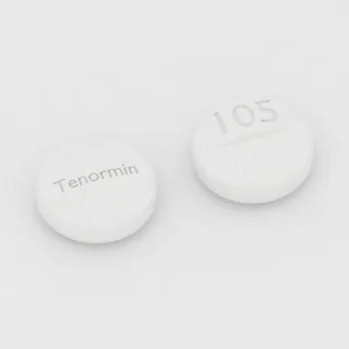 قرص أتينولول 50 mg: أبيض، مستدير، 7 مم، محزّز، النقش Tenormin على أحد الوجهين و105 على الوجه الآخر.