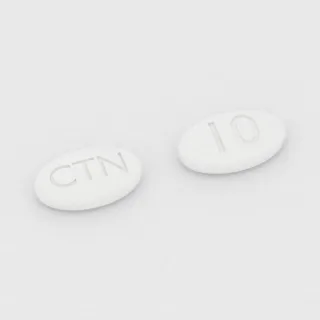 Cetirizin 10 mg Tablette: weiß, oval, 8 mm, Prägung CTN auf der einen Seite und 10 auf der anderen.