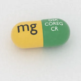 Karvedilol 40 mg kapsül: yeşil ve sarı, 18 mm, üzerinde GSK COREG CR 40 mg baskısı var.