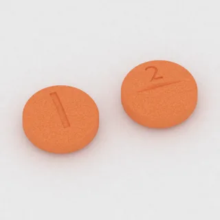 Clonazepam 0.5 mg Tablette: orange, rund, 8 mm, mit Bruchkerbe, Prägung 1 auf der einen Seite und 2 auf der anderen.