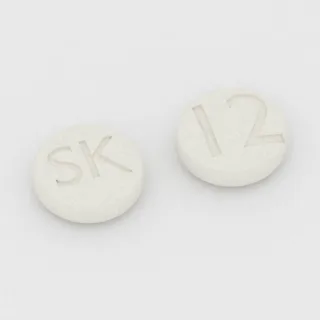 Tablet Senobamat 12.5 mg: putih, bulat, 6 mm, dengan kode cetak SK di satu sisi dan 12 di sisi lainnya.