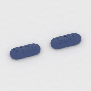 Cefuroxima, tableta de 500 mg: azul, con forma de cápsula, 20 mm, con la inscripción P126 en una cara y 500 en la otra.