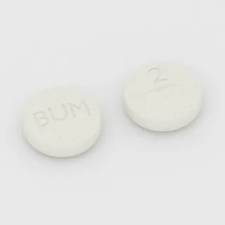 Bumetanid 2 mg Tablette: weiß, rund, 11 mm, mit Bruchkerbe, Prägung BUM auf der einen Seite und 2 auf der anderen.