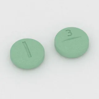 Chlortalidone 50 mg en comprimé : vert, rond, 8 mm, sécable, inscription 1 sur une face et 3 sur l'autre.