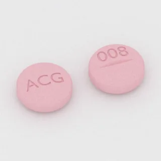 Candésartan 8 mg en comprimé : rose, rond, 7 mm, sécable, inscription ACG sur une face et 008 sur l'autre.