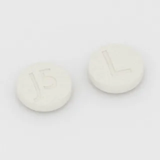 Azilsartan 80 mg en comprimé : blanc, rond, 10 mm, inscription J5 sur une face et L sur l'autre.