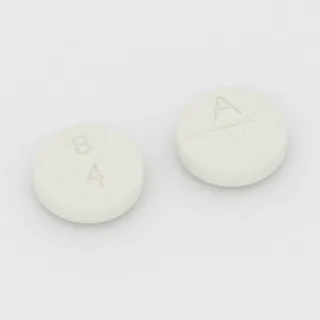 Amiodaron 200 mg Tablette: weiß, rund, 11 mm, mit Bruchkerbe, Prägung 8 4 A.