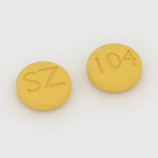 Cetirizin 5 mg Tablette: gelb, rund, 7 mm, Prägung SZ auf der einen Seite und 104 auf der anderen.