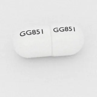 Kapsul Ampisilin 500 mg: putih, 22 mm, dengan kode cetak GG851 di satu sisi dan GG851 di sisi lainnya.