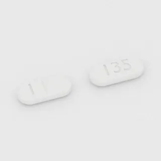Tablet Alopurinol 100 mg: putih, berbentuk kapsul, 8 mm, bergaris bagi, dengan kode cetak I di satu sisi dan 135 di sisi lainnya.
