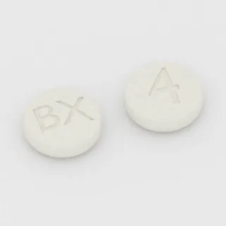 Brekspiprazol 4 mg, tabletka: biała, okrągła, 6 mm, z oznaczeniem BX po jednej stronie i 4 po drugiej.