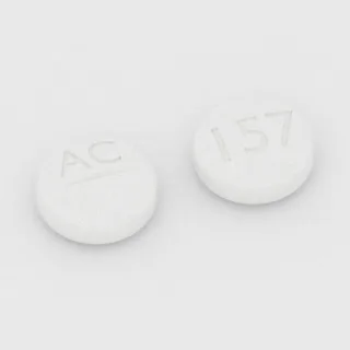Acetazolamid 125 mg Tablette: weiß, rund, 9 mm, mit Bruchkerbe, Prägung AC auf der einen Seite und 157 auf der anderen.
