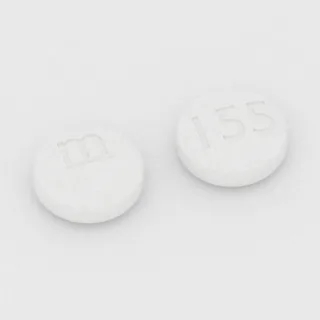 Amiodaron 200 mg Tablette: weiß, rund, 10 mm, mit Bruchkerbe, Prägung m auf der einen Seite und 155 auf der anderen.