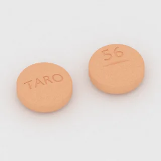 Amiodaron 200 mg Tablette: orange, rund, 11 mm, mit Bruchkerbe, Prägung TARO auf der einen Seite und 56 auf der anderen.