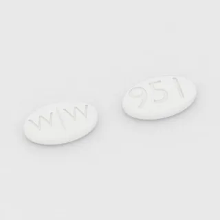Tablet Amoksisilin 875 mg: putih, oval, 9 mm, bergaris bagi, dengan kode cetak WW di satu sisi dan 951 di sisi lainnya.