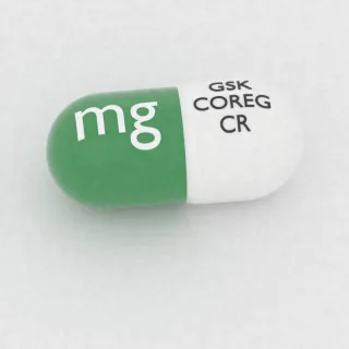 कार्वेडिलोल 10 mg कैप्सूल: सफ़ेद और हरा, 14 mm, इम्प्रिंट GSK COREG CR 10 mg।