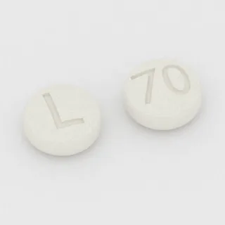 Asenapin 2.5 mg Tablette: weiß, rund, 4 mm, Prägung L auf der einen Seite und 70 auf der anderen.