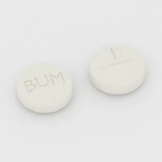 Bumetanid 1 mg Tablette: weiß, rund, 8 mm, mit Bruchkerbe, Prägung BUM auf der einen Seite und 1 auf der anderen.