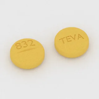 Clonazepam 0.5 mg Tablette: gelb, rund, 8 mm, mit Bruchkerbe, Prägung 832 auf der einen Seite und TEVA auf der anderen.