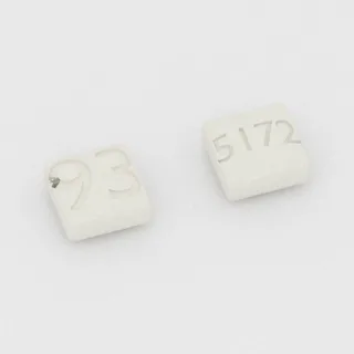 Kwas alendronowy 35 mg, tabletka: biała, kwadratowa, 7 mm, z oznaczeniem 93 po jednej stronie i 5172 po drugiej.
