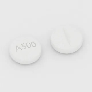 Parasetamol 500 mg tablet: beyaz, yuvarlak, 5 mm, çentikli, üzerinde A500 baskısı var.