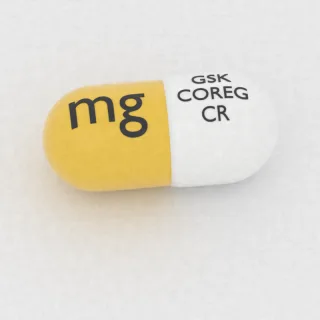 Karvedilol 20 mg kapsül: beyaz ve sarı, 16 mm, üzerinde GSK COREG CR 20 mg baskısı var.