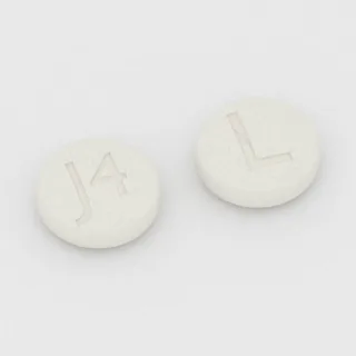 Azilsartan 40 mg en comprimé : blanc, rond, 8 mm, inscription J4 sur une face et L sur l'autre.