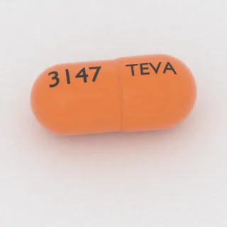 كبسولة سيفالكسين 500 mg: برتقالي، 22 مم، النقش TEVA على أحد الوجهين و3147 على الوجه الآخر.