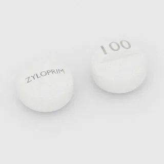 एलोप्यूरिनॉल 100 mg टैबलेट: सफ़ेद, गोल, 3 mm, विभाजन रेखा सहित, एक तरफ़ इम्प्रिंट ZYLOPRIM और दूसरी तरफ़ 100।