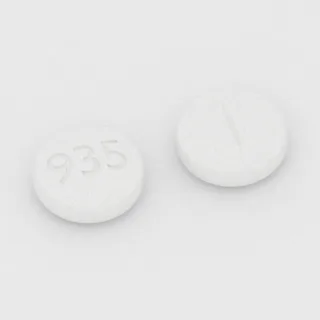 Béthanéchol 10 mg en comprimé : blanc, rond, 8 mm, sécable, inscription 935.