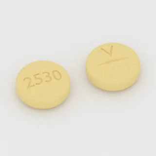 Clonazepam 0.5 mg Tablette: gelb, rund, 8 mm, mit Bruchkerbe, Prägung 2530 auf der einen Seite und V auf der anderen.