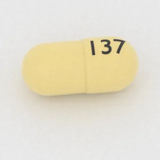 Benzonatat 200 mg Kapsel: gelb, 10 mm, Prägung 137.