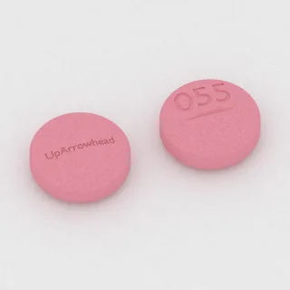 Amiodaron 400 mg Tablette: rosa, rund, 12 mm, mit Bruchkerbe, Prägung UpArrowhead auf der einen Seite und 055 auf der anderen.