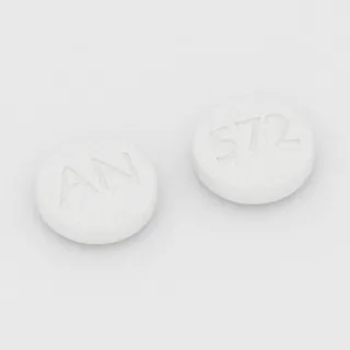 Betanecol 10 mg em comprimido: branco, redondo, 11 mm, com a gravação AN de um lado e 572 do outro.