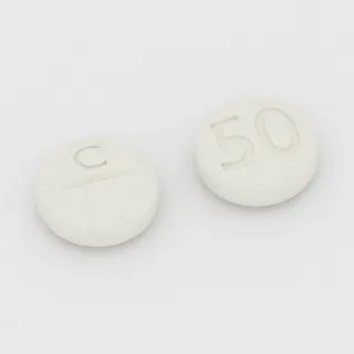 Chlortalidon 50 mg, tabletka: biała, okrągła, 7 mm, z linią podziału, z oznaczeniem C po jednej stronie i 50 po drugiej.