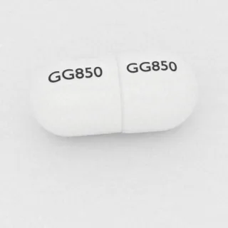 Kapsul Ampisilin 250 mg: putih, 18 mm, dengan kode cetak GG850 di satu sisi dan GG850 di sisi lainnya.