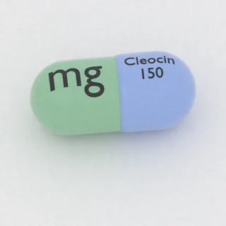 क्लिंडामाइसिन 150 mg कैप्सूल: नीला और हरा, 19 mm, इम्प्रिंट Cleocin 150 mg।