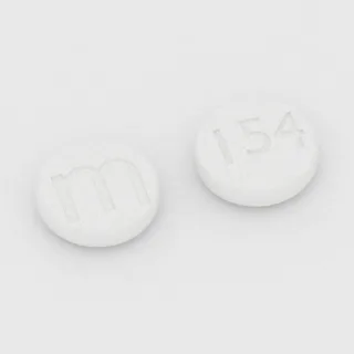 Amiodaron 100 mg Tablette: weiß, rund, 8 mm, Prägung m auf der einen Seite und 154 auf der anderen.