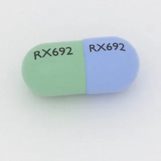 Klindamycyna 150 mg, kapsułka: niebieska i zielona, 19 mm, z oznaczeniem RX692 po jednej stronie i RX692 po drugiej.