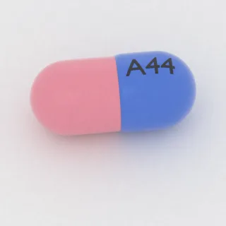 Kapsul Amoksisilin 250 mg: biru dan merah muda, 19 mm, dengan kode cetak A44.