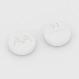 Salbutamol 2 mg Tablette: weiß, rund, 6 mm, mit Bruchkerbe, Prägung AA auf der einen Seite und 91 auf der anderen.