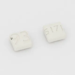 Kwas alendronowy 70 mg, tabletka: biała, kwadratowa, 8 mm, z oznaczeniem 93 po jednej stronie i 5171 po drugiej.