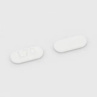 Azitromisin 250 mg tablet: beyaz, kapsül biçimli, 14 mm, üzerinde L70 baskısı var.